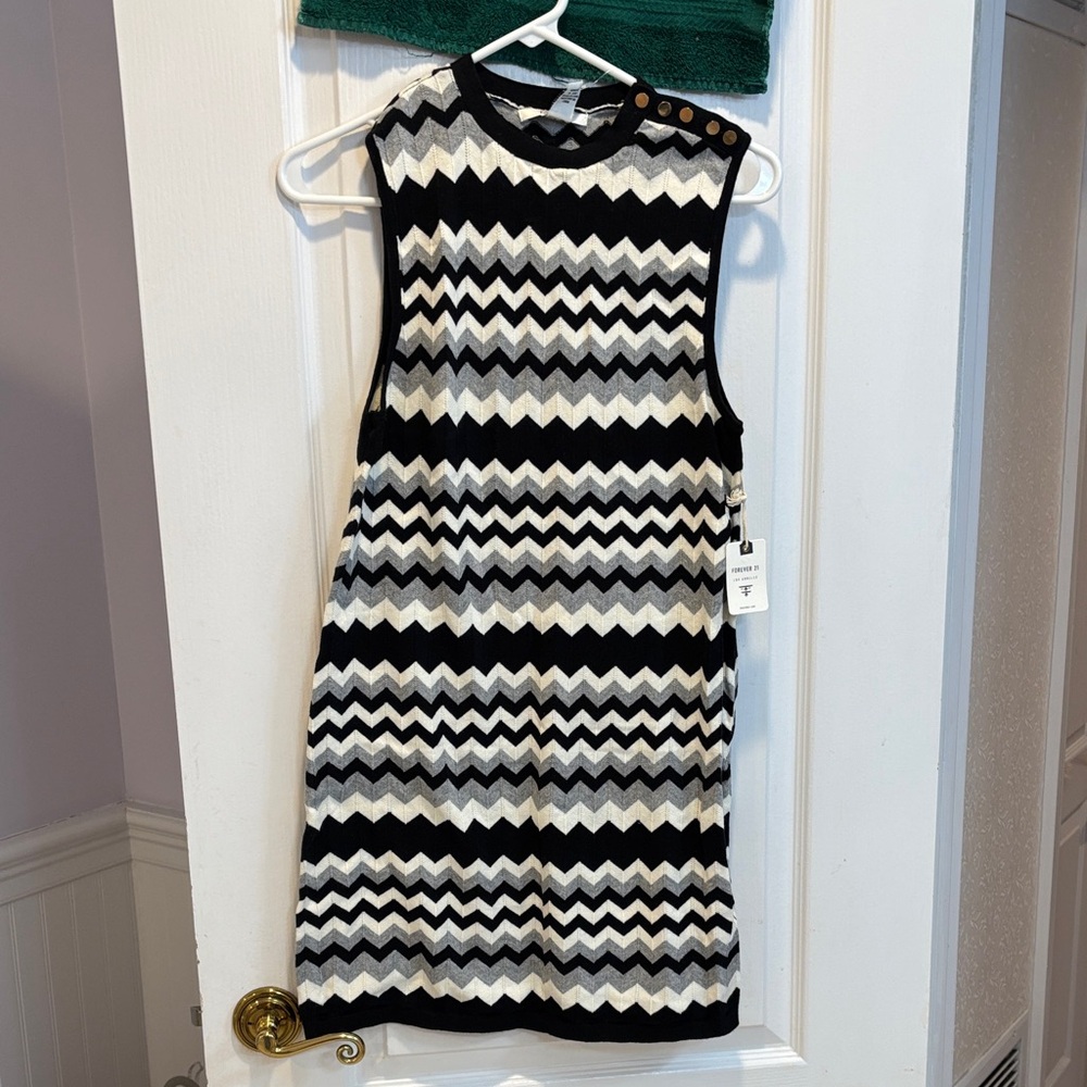 NWT Forever 21 Black and White Chevron Dress